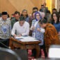 Menteri Ketenagakerjaan Yassierli (kedua kiri) menandatangani naskah draf RUU tentang Pelindungan Ketenagakerjaan dalam Rapat Kerja bersama Komisi IX DPR RI di Gedung Nusantara I, Kompleks Parlemen, Senayan, Jakarta, Senin (5/10/2026).
(Foto: Biro Humas Kemnaker)