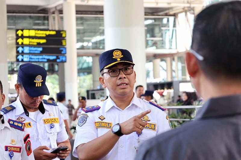 Kepala Dishub Sumut Agustinus Panjaitan Saat Koordinasi dengan Pihak Maskapai Penerbangan Untuk Kelancaran Penjemputan Atlet PON. [FOTO : Gunawan Hutajulu/LT/Medan]