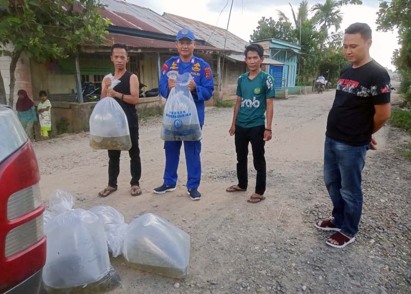 Ditpolairud Polda Bagikan Puluhan Ribu Ekor Bibit Ikan ke Warga Pesisir di Desa Jebus dan Kelurahan Tanjung Kecamatan Kumpeh, Kab. Muaro Jambi, Jum'at (8/7/22).