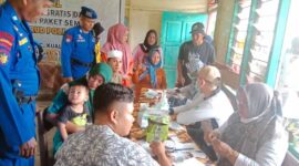 Ditpolairud Polda Jambi Berikan Pengobatan Gratis dan Sembako ke Masyarakat Pesisir Terpencil. FOTO : Dhea/Ist