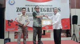 Dirreskrimsus Polda Jambi Kombes Pol Christian Tory yang diserahkan Kementerian Kelautan dan Perikanan RI di Hotel Aston Jambi, Jumat (16/9/22). FOTO : Dhea/LT