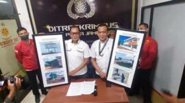 Direktur Reskrimsus Polda Jambi, Kombes Pol Christian Tory dan Kasubdit III Tipikor Ditreskrimsus Polda Jambi AKBP Ade Dirman Saat Pres Rilis di Mapolda Jambi, Kamis (15/9/22). FOTO : Dhea