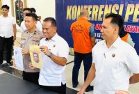 Direktur Reskrimsus Polda Jambi, Kombes Pol Taufik Nurmandia, Ketikka konferensi pers pada Kamis (7/8/2025). FOTO : VIRYZHA