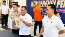 Direktur Reskrimsus Polda Jambi, Kombes Pol Taufik Nurmandia, Ketikka konferensi pers pada Kamis (7/8/2025). FOTO : VIRYZHA