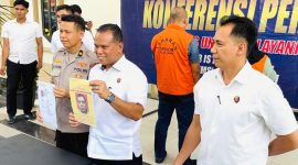 Direktur Reskrimsus Polda Jambi, Kombes Pol Taufik Nurmandia, Ketikka konferensi pers pada Kamis (7/8/2025). FOTO : VIRYZHA