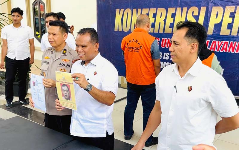 Direktur Reskrimsus Polda Jambi, Kombes Pol Taufik Nurmandia, Ketikka konferensi pers pada Kamis (7/8/2025). FOTO : VIRYZHA