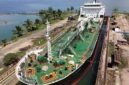 Pekerja sedang melakukan perawatan berkala (docking) pada lambung salah satu kapal tanker PT Pertamina Patra Niaga di galangan kapal nasional. (FOTO : Dok. Pertamina)
