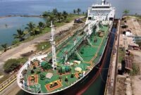 Pekerja sedang melakukan perawatan berkala (docking) pada lambung salah satu kapal tanker PT Pertamina Patra Niaga di galangan kapal nasional. (FOTO : Dok. Pertamina)
