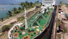Pekerja sedang melakukan perawatan berkala (docking) pada lambung salah satu kapal tanker PT Pertamina Patra Niaga di galangan kapal nasional. (FOTO : Dok. Pertamina)