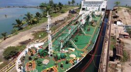 Pekerja sedang melakukan perawatan berkala (docking) pada lambung salah satu kapal tanker PT Pertamina Patra Niaga di galangan kapal nasional. (FOTO : Dok. Pertamina)