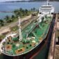Pekerja sedang melakukan perawatan berkala (docking) pada lambung salah satu kapal tanker PT Pertamina Patra Niaga di galangan kapal nasional. (FOTO : Dok. Pertamina)