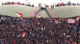 Ribuan mahasiswa menduduki Gedung DPR/MPR, Senayan, Jakarta, pada 19 Mei 1998. Selain menuntut Presiden Soeharto mundur, para mahasiswa juga meminta anggota dewan tidak meninggalkan gedung agar Sidang Istimewa bisa dilakukan secepatnya. (KEMAL JUFRI/AFP) pada tanggal 13—14 Mei 1998. FOTO [Elshinta.com]