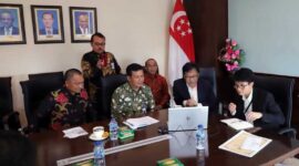 Bupati H. Anwar Sadat menyampaikan ucapan terima kasih secara virtual kepada DR Edmund Chia yang turut disaksikan Asisten, Kepala Bappeda, Kepala Dinas Kesehatan dan Kepala Dinas Pendidikan yang hadir saat audiensi di Konjen Singapura di Medan, Kamis (6/10/22). FOTO : Prokopim