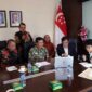 Bupati H. Anwar Sadat menyampaikan ucapan terima kasih secara virtual kepada DR Edmund Chia yang turut disaksikan Asisten, Kepala Bappeda, Kepala Dinas Kesehatan dan Kepala Dinas Pendidikan yang hadir saat audiensi di Konjen Singapura di Medan, Kamis (6/10/22). FOTO : Prokopim