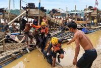 Personel Basarnas Jambi bersama warga mengevakuasi korban tenggelam di Sungai Batanghari, Jambi, Jumat (16/10). Korban ditemukan meninggal dunia sekitar 1,5 kilometer dari lokasi awal kejadian perkara. (Foto: Humas Basarnas)