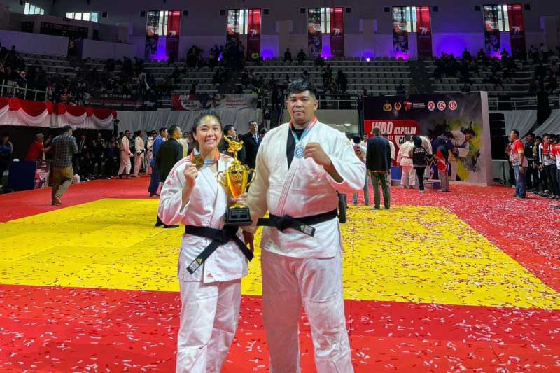 BRIPDA Angelin Natasya Peraih Medali Emas dan Bharaka Ade M Yusuf Meraih Medali Perak dalam Pertandingan Judo Piala Kapolri Cup 2023 di Padepokan Pencak Silat, Taman Mini Indonesia Indah (TMII), Jakarta. FOTO : Ist/BIN