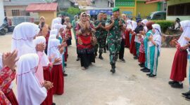 Dandim 0416/Bute Letkol Inf Arief Widyanto, S.E., M.Han Lakukan “Dapur Masuk sekolah” di SDN 25 SD Negeri 25/II Muara Bungo Jl. Sapta Marga Kelurahan Sungai Pinang Kecamatan Bungo Dani Kabupaten Bungo, Jumat (02/08/2024). FOTO : PENDIM