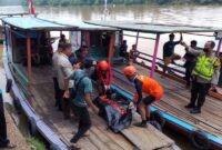 Tim SAR Gabungan dan Masyarakat Saat Evakuasi Jasad Kadafi Korban Tenggelam di Sungai Batanghari, Kab. Tebo. [FOTO : HMS Basarnas Jbi]