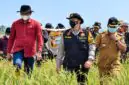 Edi Purwanto (baju merah), bersama Kapolda Jambi saat meninjau kondisi lahan gambut sebagai bagian dari upaya mitigasi kebakaran hutan dan lahan (karhutla). (FOTO: Dok. Pribadi)