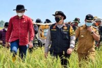 Edi Purwanto (baju merah), bersama Kapolda Jambi saat meninjau kondisi lahan gambut sebagai bagian dari upaya mitigasi kebakaran hutan dan lahan (karhutla). (FOTO: Dok. Pribadi)