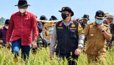 Edi Purwanto (baju merah), bersama Kapolda Jambi saat meninjau kondisi lahan gambut sebagai bagian dari upaya mitigasi kebakaran hutan dan lahan (karhutla). (FOTO: Dok. Pribadi)