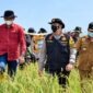 Edi Purwanto (baju merah), bersama Kapolda Jambi saat meninjau kondisi lahan gambut sebagai bagian dari upaya mitigasi kebakaran hutan dan lahan (karhutla). (FOTO: Dok. Pribadi)