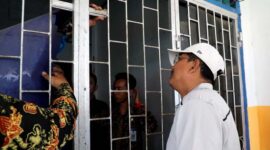 Bupati Tanjab Barat H. Anwar Sadat di sela meninjau kondisi gedung aset daerah tersebut, Rabu (28/9/22). FOTO : Ist