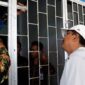 Bupati Tanjab Barat H. Anwar Sadat di sela meninjau kondisi gedung aset daerah tersebut, Rabu (28/9/22). FOTO : Ist