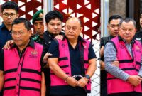 Mantan Kepala Badan Gizi Nasional (BGN), Dadan Hindayana (tengah), bersama dua mantan Wakil Kepala BGN, Lodewyk Pusung (kanan) dan Sony Sanjaya (kiri), keluar dari Gedung Jampidsus Kejaksaan Agung dengan mengenakan rompi tahanan merah muda dan tangan terborgol, Jakarta, Rabu (3/6/2026). (FOTO : Dok. Isitimewa/sabangmeraukenews.com)