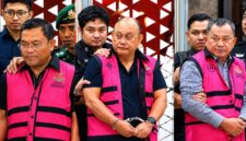 Mantan Kepala Badan Gizi Nasional (BGN), Dadan Hindayana (tengah), bersama dua mantan Wakil Kepala BGN, Lodewyk Pusung (kanan) dan Sony Sanjaya (kiri), keluar dari Gedung Jampidsus Kejaksaan Agung dengan mengenakan rompi tahanan merah muda dan tangan terborgol, Jakarta, Rabu (3/6/2026). (FOTO : Dok. Isitimewa/sabangmeraukenews.com)