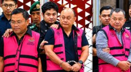 Mantan Kepala Badan Gizi Nasional (BGN), Dadan Hindayana (tengah), bersama dua mantan Wakil Kepala BGN, Lodewyk Pusung (kanan) dan Sony Sanjaya (kiri), keluar dari Gedung Jampidsus Kejaksaan Agung dengan mengenakan rompi tahanan merah muda dan tangan terborgol, Jakarta, Rabu (3/6/2026). (FOTO : Dok. Isitimewa/sabangmeraukenews.com)