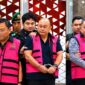 Mantan Kepala Badan Gizi Nasional (BGN), Dadan Hindayana (tengah), bersama dua mantan Wakil Kepala BGN, Lodewyk Pusung (kanan) dan Sony Sanjaya (kiri), keluar dari Gedung Jampidsus Kejaksaan Agung dengan mengenakan rompi tahanan merah muda dan tangan terborgol, Jakarta, Rabu (3/6/2026). (FOTO : Dok. Isitimewa/sabangmeraukenews.com)
