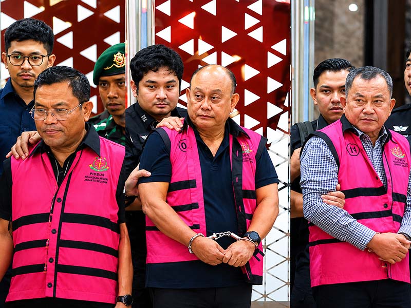 Mantan Kepala Badan Gizi Nasional (BGN), Dadan Hindayana (tengah), bersama dua mantan Wakil Kepala BGN, Lodewyk Pusung (kanan) dan Sony Sanjaya (kiri), keluar dari Gedung Jampidsus Kejaksaan Agung dengan mengenakan rompi tahanan merah muda dan tangan terborgol, Jakarta, Rabu (3/6/2026). (FOTO : Dok. Isitimewa/sabangmeraukenews.com)