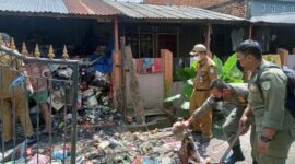 Petugas Kecamatan dan Satpol PP Ketika Melakukan Eksekusi di Gudang Penampungan Barang Bekas di kawasan RT 19, Kelurahan Penyengat Rendah, Kecamatan Telanaipura Kota Jambi, Senin (13/6/22). FOTO : Ampar.id