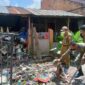 Petugas Kecamatan dan Satpol PP Ketika Melakukan Eksekusi di Gudang Penampungan Barang Bekas di kawasan RT 19, Kelurahan Penyengat Rendah, Kecamatan Telanaipura Kota Jambi, Senin (13/6/22). FOTO : Ampar.id