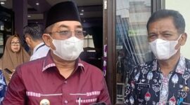 H Anwar Sadat didampingi Ketua Dekranasda dan Kadis Koperindag saat memberikan keterangan Perihal Ecoprint, Senin (21/2/22). FOTO : Lintastungkal