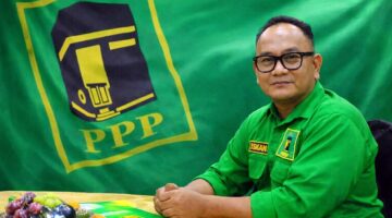 AMBISI BARU: Endri Avian, SH (paling kanan), tampak menunjukkan kepercayaan diri tinggi usai terpilih secara aklamasi sebagai Ketua DPC PPP Tanjabbar periode 2026-2031 dalam Muscab Serentak di Jambi. Legislator muda ini kini memegang kendali penuh untuk meledakkan perolehan suara partai pada 2029 mendatang. (FOTO : Dok. Istimewa)