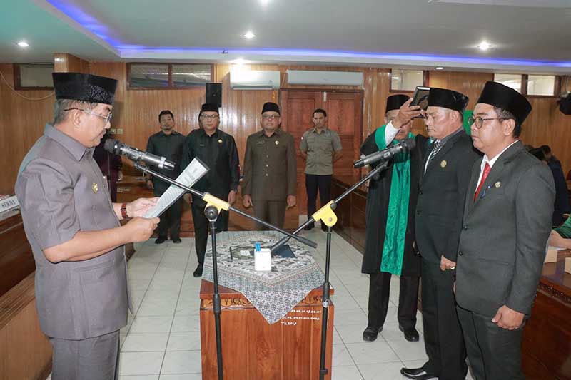 Bupati Tanjung Jabung Barat Drs H Anwar Sadat, M. Ag mengambil sumpah janji Kepala BKAD dan Kasatpol PP. FOTO : Roy