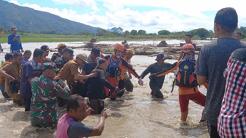 Tim SAR Gagungan Ketika Evakuasi Korban arus Sungai Batang Merao Kabupaten Kerinci akibat Tanah Longsor atas Nama Syafrizal (54), Senin (2/1/24). FOTO : HMS BASRNAS