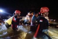 Tim SAR Mengevakuasi Jasad Aksel (15) korban tenggelam di Sungai Batang Tebo. [FOTO : HMS Basarnas]