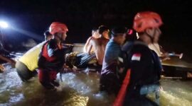 Tim SAR Mengevakuasi Jasad Aksel (15) korban tenggelam di Sungai Batang Tebo. [FOTO : HMS Basarnas]