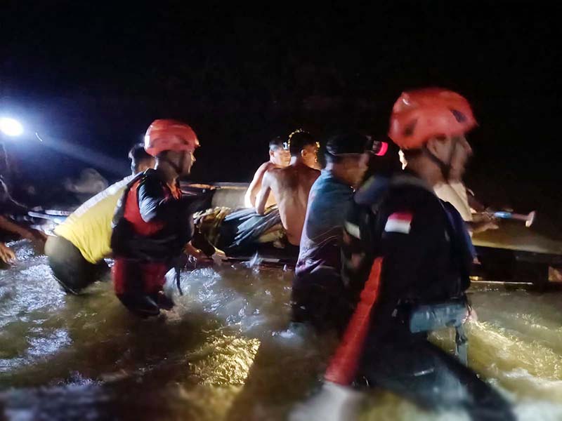Tim SAR Mengevakuasi Jasad Aksel (15) korban tenggelam di Sungai Batang Tebo. [FOTO : HMS Basarnas]
