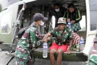 Personel TNI dari Kolakops Korem 172/PWY Ketika Mengevakuasi 3 Warga ke Jayapura Menggunakan Hellycopter Type 412 EP TNI-AD Noreg HA-5155, Rabu (22/9/21).