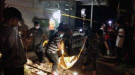 Aparat dan Warga RT 07 Dusun 2 Desa Maro Sebo, Kecamatan Jambi Luar Kota, Mengevakuasi Mayat Korban, Kamis malam (12/5/22) 