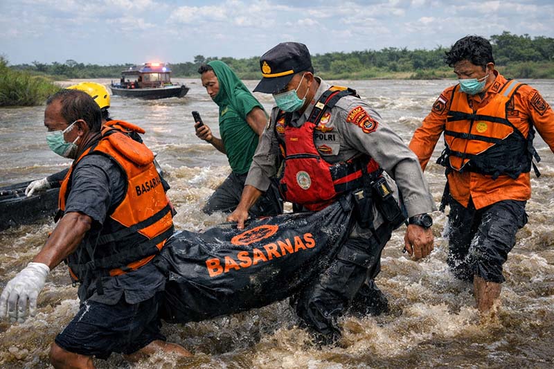 DRAMATIS: Detik-detik evakuasi jenazah Herminus (32) dari derasnya arus Sungai Batang Tebo oleh tim gabungan Polri dan Basarnas. Korban yang ditemukan warga pada pagi hari ini langsung dibawa ke RSUD H. Hanafie untuk proses identifikasi lebih lanjut. (FOTO : Dok. Istimwa)