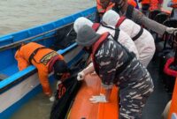 FOTO : Tim SAR Saat Melakukan Evakuasi Korban di Perairan Kuala Kerang, Jumat (01/01/20)