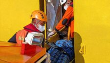 Sejumlah personel Basarnas melakukan evakuasi terhadap seorang penumpang kapal Roro rute Kuala Tungkal–Batam yang meninggal dunia di tengah pelayaran, Senin (06/04/2026). Korban yang sempat mengeluhkan sesak napas tersebut dievakuasi menggunakan tandu dari kapal penyeberangan menuju kapal penyelamat Basarnas untuk penanganan lebih lanjut di Batam. (Foto: Batampos)