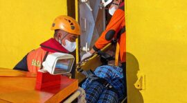 Sejumlah personel Basarnas melakukan evakuasi terhadap seorang penumpang kapal Roro rute Kuala Tungkal–Batam yang meninggal dunia di tengah pelayaran, Senin (06/04/2026). Korban yang sempat mengeluhkan sesak napas tersebut dievakuasi menggunakan tandu dari kapal penyeberangan menuju kapal penyelamat Basarnas untuk penanganan lebih lanjut di Batam. (Foto: Batampos)