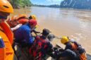 EVAKUASI KORBAN TENGGELAM: Tim SAR gabungan dan masyarakat setempat saat mengevakuasi jasad Dimas Ramadhoni (24) dari aliran Sungai Batang Tembesi, Desa Jelutih, Kecamatan Batin XXIV, Kamis (28/5/2026). Korban berhasil ditemukan setelah enam hari pencarian intensif dan hanyut sejauh 17 kilometer dari lokasi awal tempatnya memancing. (Foto: Dok. Istimewa / Pos SAR Bungo)
