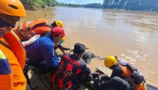 EVAKUASI KORBAN TENGGELAM: Tim SAR gabungan dan masyarakat setempat saat mengevakuasi jasad Dimas Ramadhoni (24) dari aliran Sungai Batang Tembesi, Desa Jelutih, Kecamatan Batin XXIV, Kamis (28/5/2026). Korban berhasil ditemukan setelah enam hari pencarian intensif dan hanyut sejauh 17 kilometer dari lokasi awal tempatnya memancing. (Foto: Dok. Istimewa / Pos SAR Bungo)